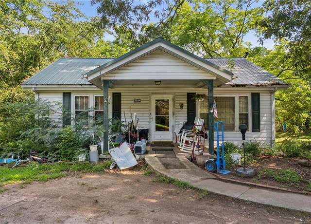Property at 3804 Price Rd, Gainesville, GA 30506, 3 beds, 1.5 baths