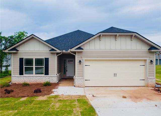 Property at 831 W Airport Rd, Cornelia, GA 30531, 3 beds, 2 baths