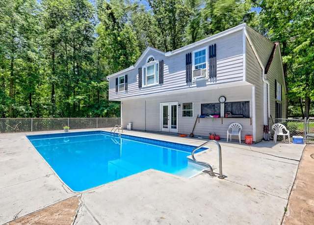 Property at 218 Jefferson Pl, Toccoa, GA 30577, 4 beds, 3 baths