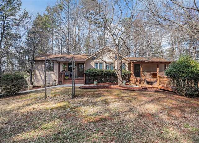 Property at 925 Horseshoe Bend Rd, Dahlonega, GA 30533, 3 beds, 2 baths
