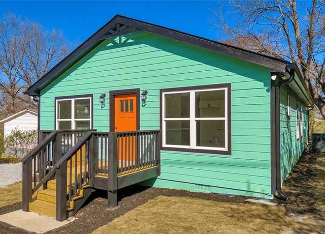 Property at 445 S Broad St, Toccoa, GA 30577, 3 beds, 2 baths