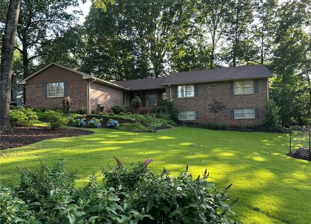 Property at 747 Dogwood Cir, Norcross, GA 30071, 4 beds, 2.5 baths