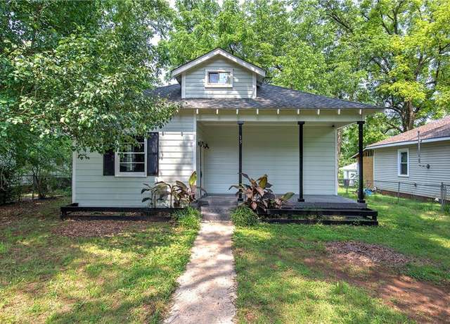 Property at 15 Akron St, Cartersville, GA 30120, 3 beds, 1 bath