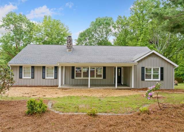 Property at 3712 Corinth Dr, Gainesville, GA 30506, 3 beds, 2 baths