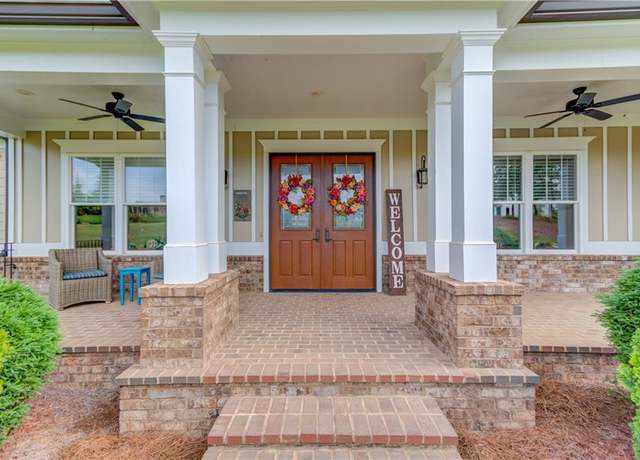 Property at 624 Skyland Dr, Hoschton, GA 30548, 5 beds, 3.5 baths