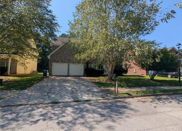 Property at 4965 Locherby Dr, Fairburn, GA 30213, 5 beds, 3 baths