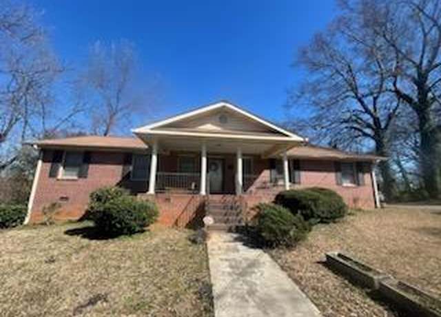 Property at 475 S Broad St S, Toccoa, GA 30577, 3 beds, 2 baths