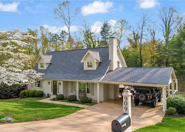 Property at 909 Parkhill Pl, Gainesville, GA 30501, 3 beds, 4 baths