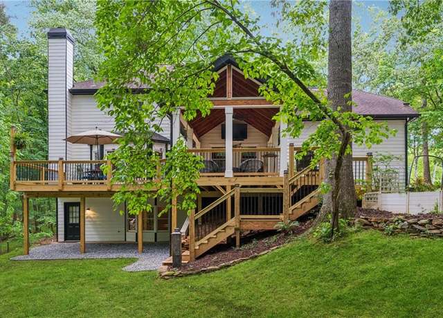 Property at 950 Ivy St, Cumming, GA 30041, 5 beds, 3.5 baths
