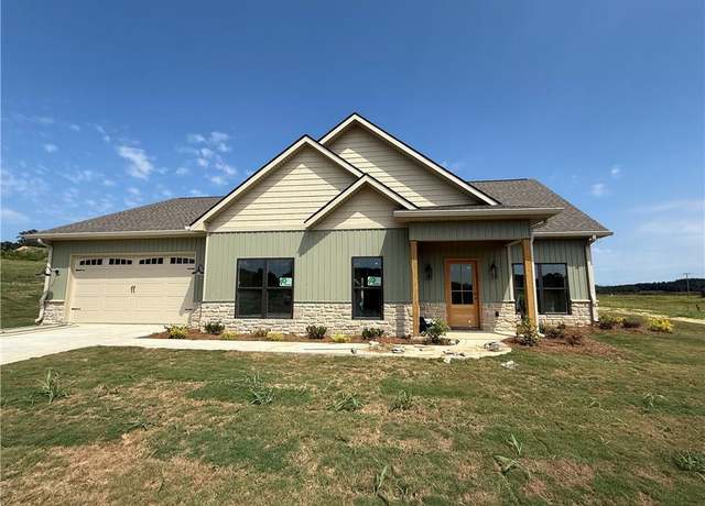 Property at 143 Oakland Dr SE, Calhoun, GA 30701, 3 beds, 2 baths