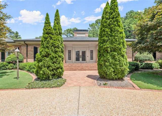 Property at 596 E Lake Dr, Gainesville, GA 30506, 3 beds, 4 baths