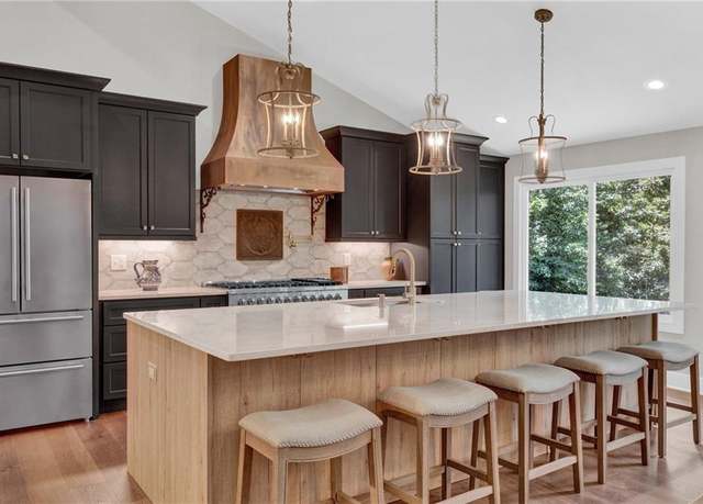 Property at 230 Thistlewood Ln, Roswell, GA 30075, 4 beds, 3 baths