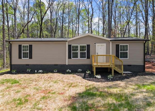 Property at 123 Lakeside Trl, Toccoa, GA 30557, 3 beds, 2 baths