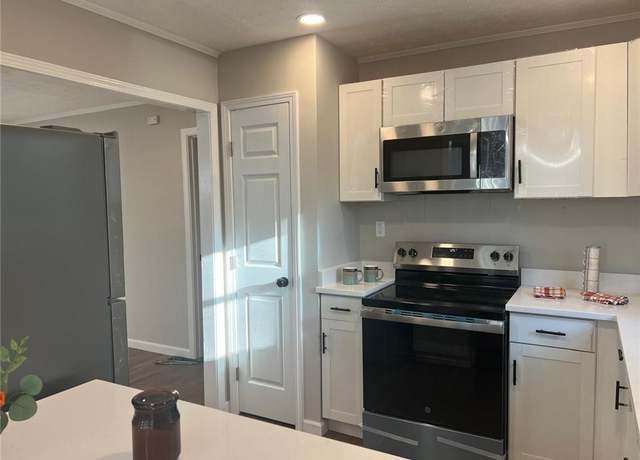 Property at 1055 Pinecrest Dr, Forest Park, GA 30297, 3 beds, 2 baths