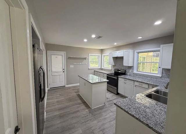Property at 3195 SW Panther Trl SW, Atlanta, GA 30311, 3 beds, 2 baths