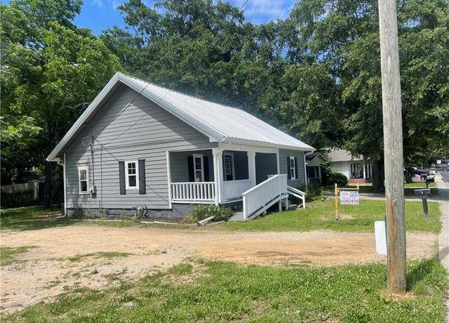 Property at 74 Martin Luther King Jr Dr, Winder, GA 30680, 3 beds, 2 baths
