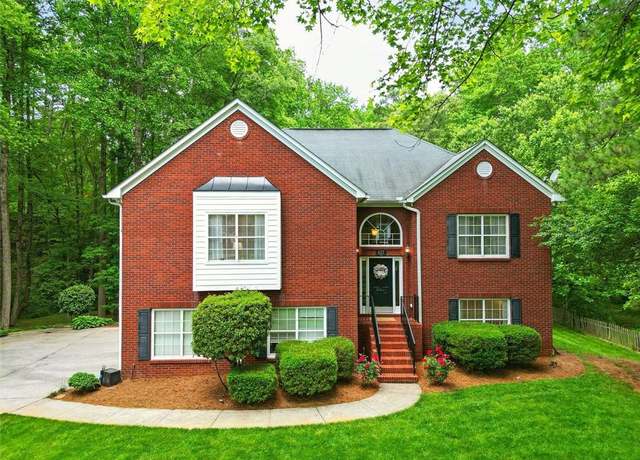 Property at 827 Pinehurst Dr, Woodstock, GA 30188, 3 beds, 3 baths