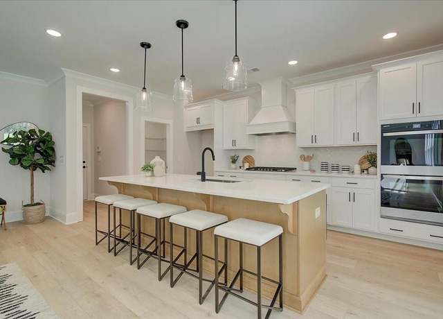 Property at 110 Prescott Manor Dr, Canton, GA 30115, 5 beds, 5 baths