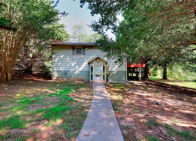 Property at 725 Poplar St, Monroe, GA 30655, 3 beds, 2.5 baths