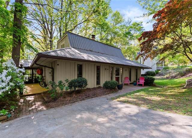 Property at 652 Wilshire Pl, Gainesville, GA 30501, 4 beds, 2 baths