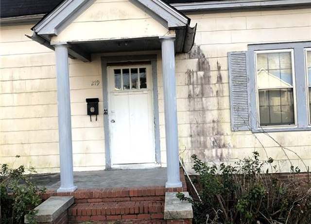 Property at 219 Lucky St, Swainsboro, GA 30401, 3 beds, 2 baths
