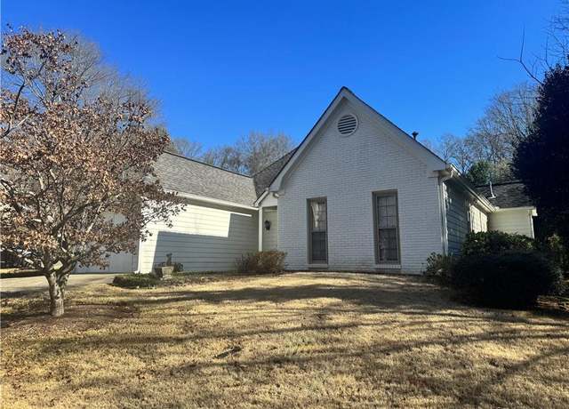 Property at 620 Oakledge Dr NW, Marietta, GA 30060, 2 beds, 2 baths