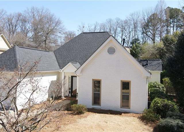 Property at 620 Oakledge Dr NW, Marietta, GA 30060, 2 beds, 2 baths