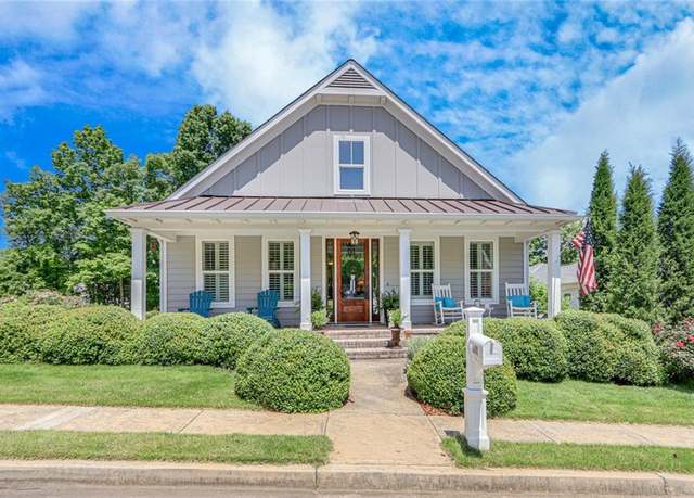 Property at 131 Village Dr, Clarkesville, GA 30523, 3 beds, 2.5 baths