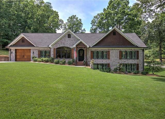 Property at 200 Sherwood Dr, Calhoun, GA 30701, 4 beds, 3 baths