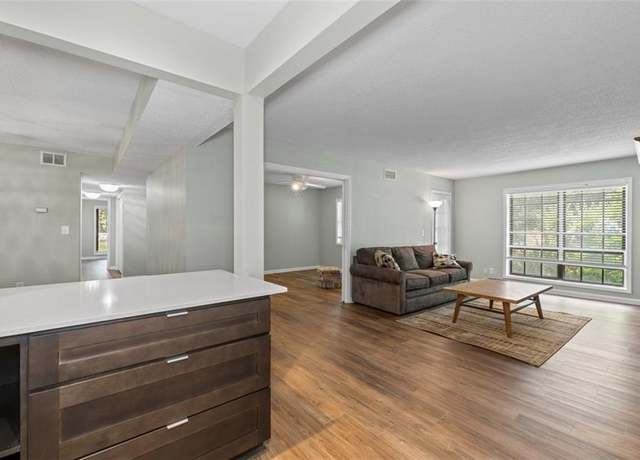 Property at 6851 Roswell Rd Unit H18, Atlanta, GA 30328, 3 beds, 2 baths