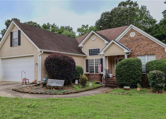 Property at 196 Lamar Ln, Hoschton, GA 30548, 4 beds, 3 baths