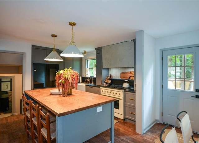 Property at 3238 Mountain Hollow Dr, Marietta, GA 30062, 5 beds, 3 baths