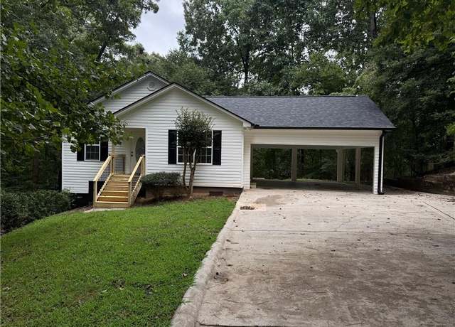 Property at 3268 Navajo Cir, Gainesville, GA 30501, 3 beds, 2 baths