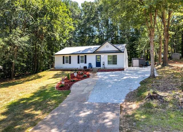 Property at 1316 Hickory Cir, Auburn, GA 30011, 3 beds, 2 baths