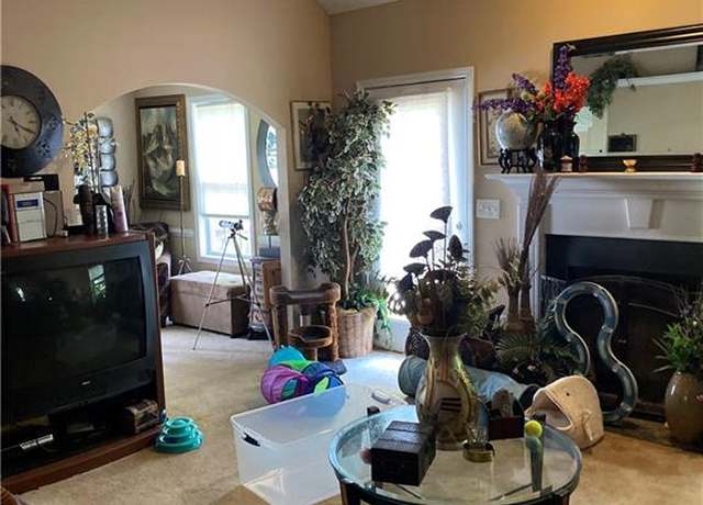 Property at 413 W Wind Dr, Villa Rica, GA 30180, 6 beds, 2.5 baths