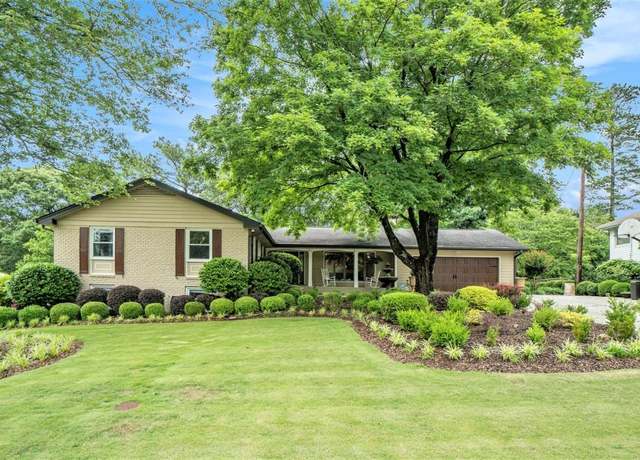 Property at 733 Huntington Pl SE, Marietta, GA 30067, 5 beds, 3 baths