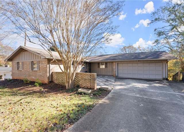 Property at 617 Mountain View Cir, Gainesville, GA 30501, 4 beds, 2.5 baths