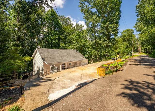 Property at 2724 Vaughandale Cir, Gainesville, GA 30506, 5 beds, 2 baths