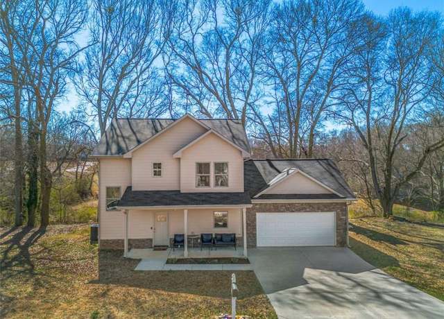 Property at 221 Cobb Dr, Royston, GA 30662, 3 beds, 2.5 baths