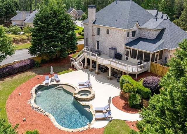 Property at 200 N Willow Ct, Alpharetta, GA 30004, 5 beds, 5.5 baths