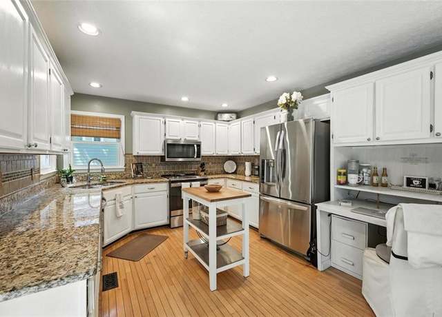 Property at 912 Spring Vly, Woodstock, GA 30189, 4 beds, 2.5 baths