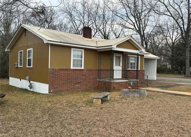 Property at 703 Hill St, Washington, GA 30673, 2 beds, 1 bath