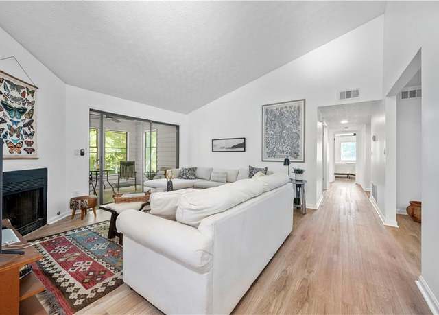 Property at 907 Parkaire Xing, Marietta, GA 30068, 3 beds, 2 baths