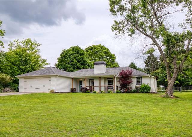 Property at 7925 Silversmith Dr, Cumming, GA 30028, 3 beds, 2 baths