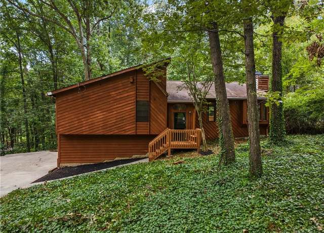 Property at 1031 Lakewood Dr, Marietta, GA 30066, 3 beds, 2 baths