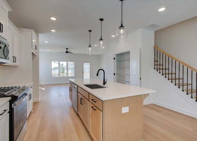 Property at 1919 Deco Dr, Kennesaw, GA 30144, 3 beds, 3.5 baths