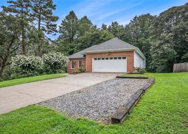 Property at 2705 Stratfield Dr, Cumming, GA 30041, 4 beds, 2.5 baths