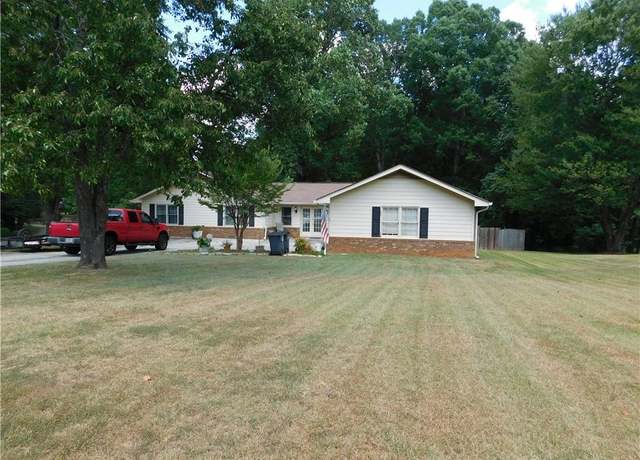 Property at 2194 Meadow Dr, Snellville, GA 30078, 3 beds, 2 baths