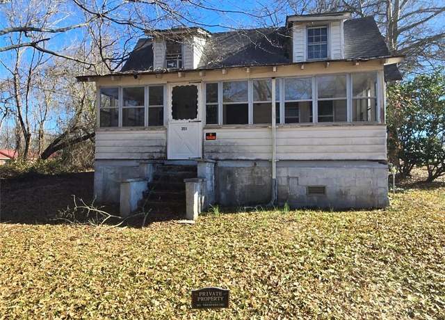 Property at 351 Gordon St, Jefferson, GA 30549, 2 beds, 1 bath