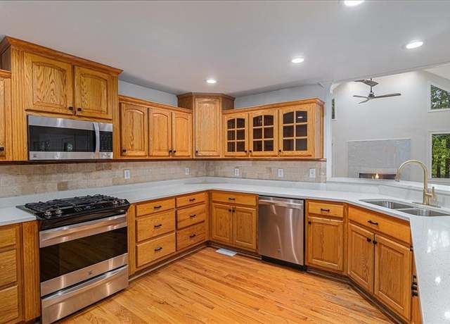 Property at 535 Emerald Pkwy, Sugar Hill, GA 30518, 4 beds, 2.5 baths